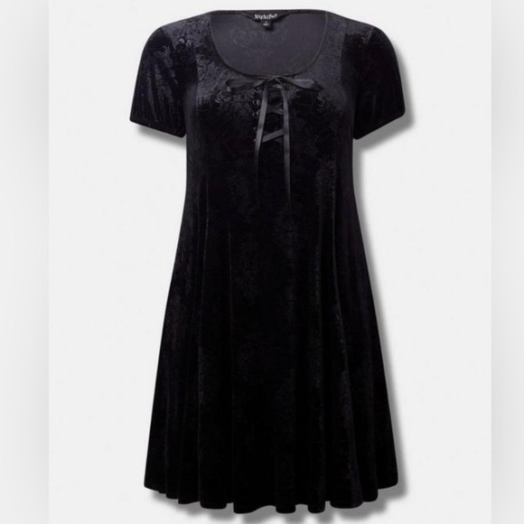 Torrid NEW 3X Nightfall Goth Embossed Velvet Skull Fit & Flare Lace Up Dress - Picture 1 of 7
